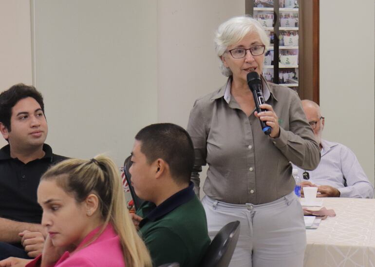 Simona Cavazzutti hablando durante la asamblea.