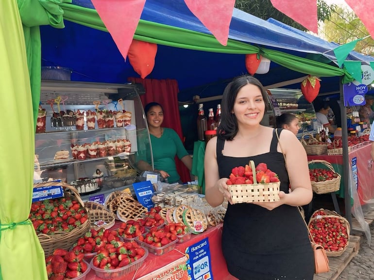 Frutillas a G 40.000 el kilo, Natalia Ibarrola visitante comprando una canasta de la fruta.