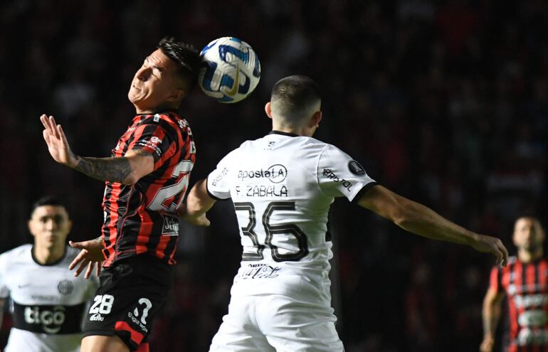 Solís y Zabala en plena lucha por el balón en Santa Fe