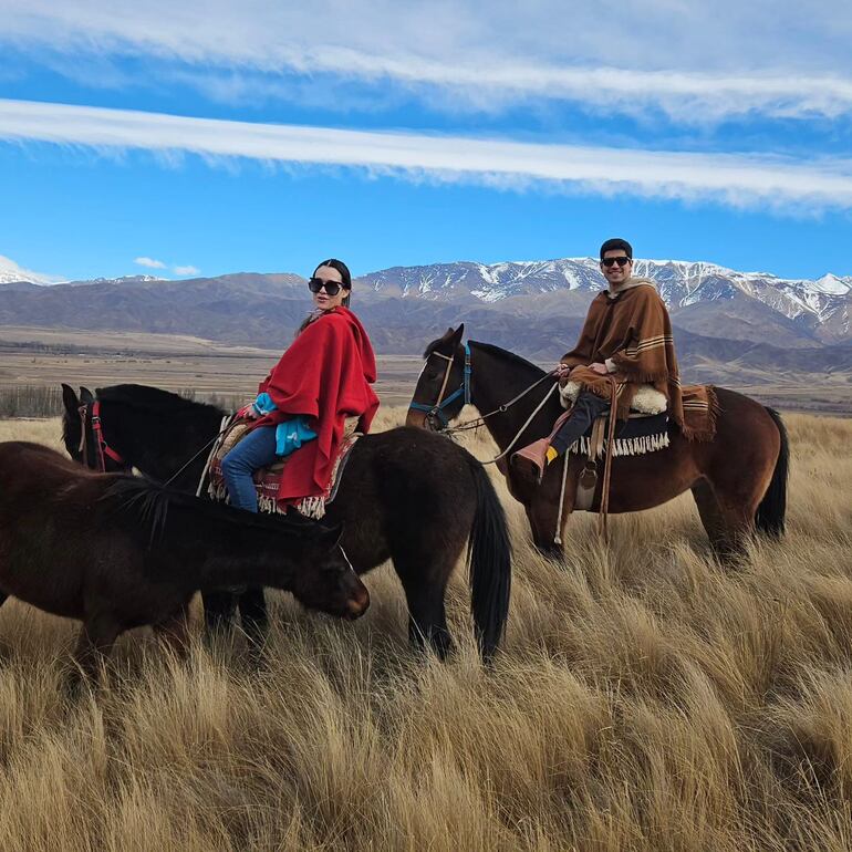 Lali González y su esposo Walter Riveros con la Cordillera de los Andes de fondo. (Instagram/Lali González)