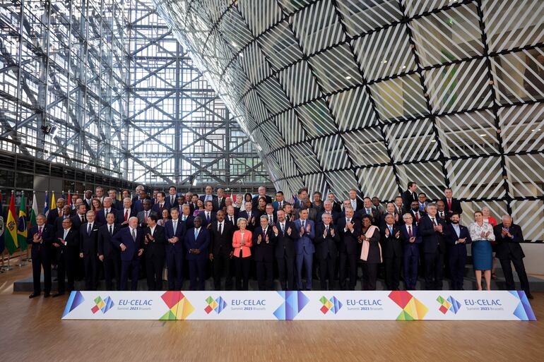 Los líderes de la Unión Europea y la Celac en Bruselas, el lunes.