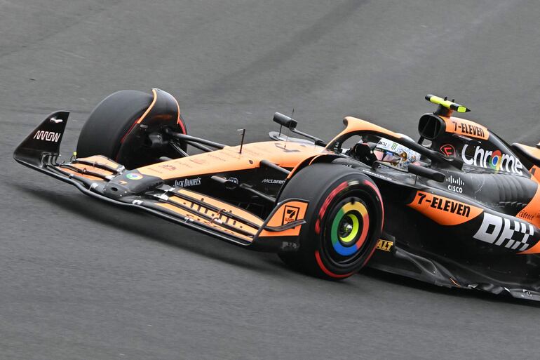 El monoplaza McLaren de Lando Norris en la sesión de clasificación del Gran Premio de Hungría de la Fórmula 1 en el circuito de Hungaroring, en Mogyorod, Budapest.