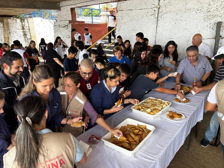 Empanadas de pescado y otros alimentos en la degustación del Día Nacional del Pacú.