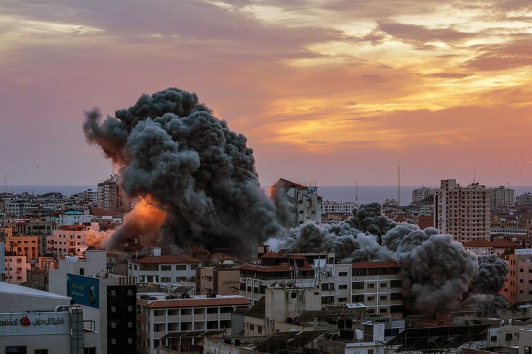 El humo se eleva después de que aviones de combate israelíes atacaran la torre Palestina en la ciudad de Gaza, el 7 de octubre de 2023. A principios de este mismo sábado, se lanzaron andanadas de cohetes desde la Franja de Gaza en un ataque sorpresa contra Israel reivindicado por el movimiento islamista Hamás. En una declaración televisada, el primer ministro israelí dijo que el país está en guerra.