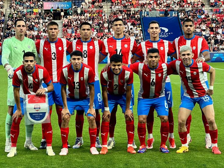 Los jugadores de la selección paraguaya en la foto previa al partido frente a Malí por la tercera fecha del Grupo D del Torneo de Fútbol masculino en el estadio Parque de los Príncipes, en París, Francia.