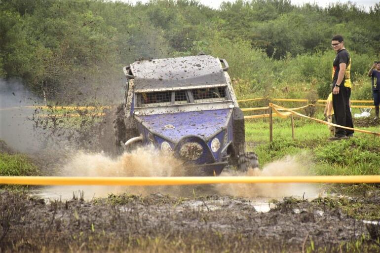 Espectacular paso de la dupla Antonio Tenkathen-Víctor Pereira, a bordo de la original máquina #510 (Nissan Safari).