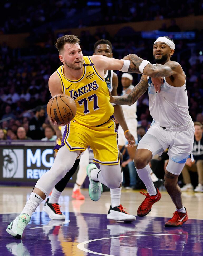 El esloveno y nueva figura de Lakers, Luka Doncic (25 años) sigue con su idilio en la Los Angeles y logró 21 puntos y trece rebotes en el triunfo de su equipo sobre Wolves.