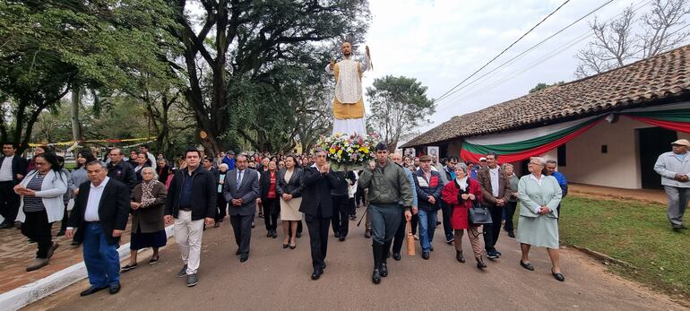 Prosecion en honor a San Ignacio, en compañía de los feligreses por las principales avenida de la ciudad.