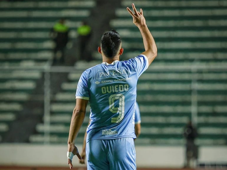 El paraguayo Alfio Oviedo, jugador de Bolívar, celebra un gol en el partido frente a Guabirá por la fecha 30 del torneo Clausura 2024 en el estadio Hernando Siles, en La Paz, México.