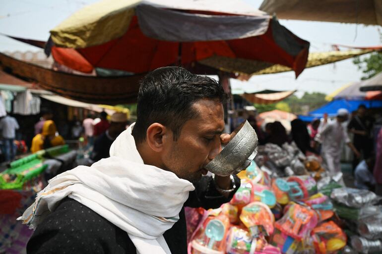 Un hombre bebe agua para combatir el calor en Nueva Delhi, India, el pasado viernes.