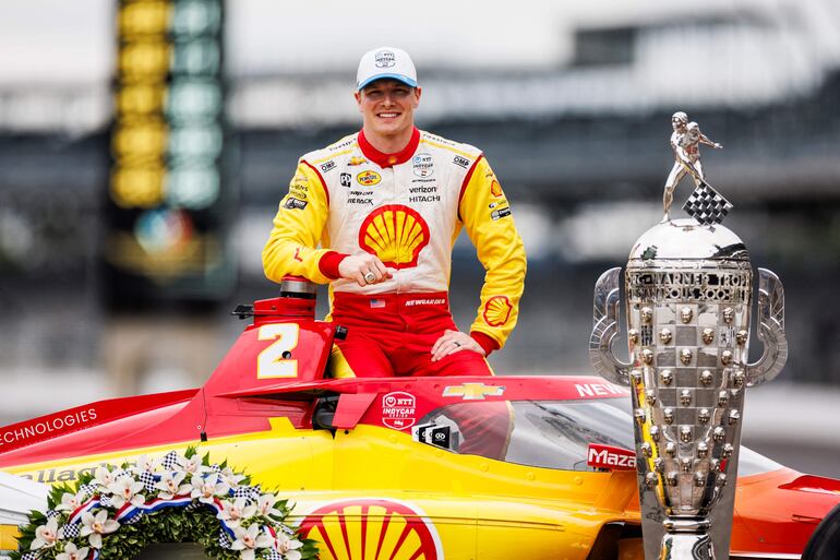 Josef Newgarden logro el doblete en la 108 edición de las 500 Millas de Indianápolis al superar en la última de las 200 vueltas al mexicano Pato O’Ward.