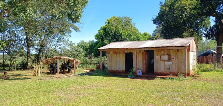 En precaria aula de madera estudian los alumnos del colegio de Lima, departamento de San Pedro