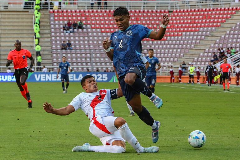 -FOTODELDÍA- AMDEP1222. CABUDARE (VENEZUELA), 23/01/2025.- Anderson Villacorta (abajo) de Perú disputa un balón con Diego León Blanco de Paraguay este jueves, en un partido del grupo A del Campeonato Sudamericano sub-20 entre las selecciones de Perú y Paraguay en el estadio Metropolitano de Lara en Cabudare (Venezuela). EFE/ Edison Suárez
