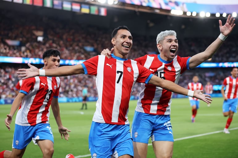 Marcelo Fernández (7), jugador de la selección de Paraguay, festeja un gol en el partido frente a Malí por la tercera fecha del Grupo D de los Juegos Olímpicos París 2024, en el estadio Parque de los Príncipes, en París, Francia.