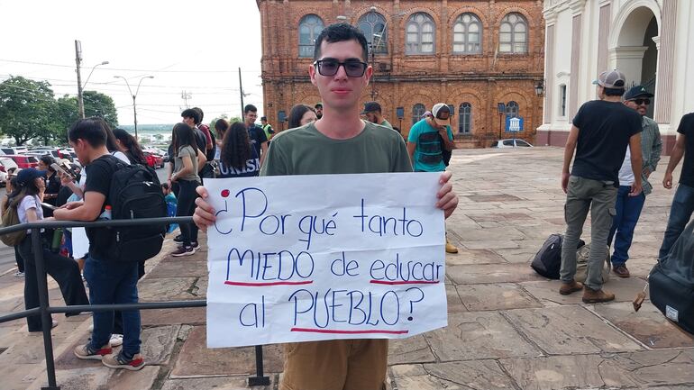 Estudiantes de la Universidad Nacional del Este (UNE) llegan al Congreso para sumarse a las manifestaciones a favor del Arancel Cero.