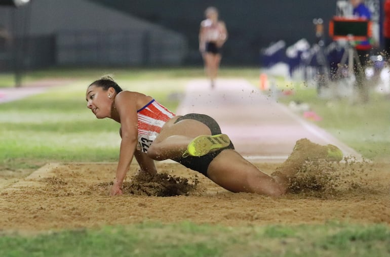 La atleta paraguaya Ana Paula Argüello (21 años) en el momento de culminar su acción en el salto largo, donde conquistó la medalla de oro para nuestro país.