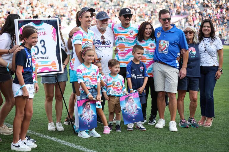 SAN DIEGO, CALIFORNIA - SEPTEMBER 08: Alex Morgan #13 of San Diego Wave FC is recognized for her career before the game against North Carolina Courage at Snapdragon Stadium on September 08, 2024 in San Diego, California.   Meg Oliphant/Getty Images/AFP (Photo by Meg Oliphant / GETTY IMAGES NORTH AMERICA / Getty Images via AFP)