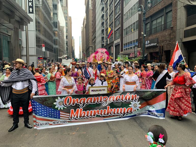 Dos delegaciones paraguayas en desfile de la Hispanidad: Centro Paraguayo en Nueva York y organización Mburukuja.