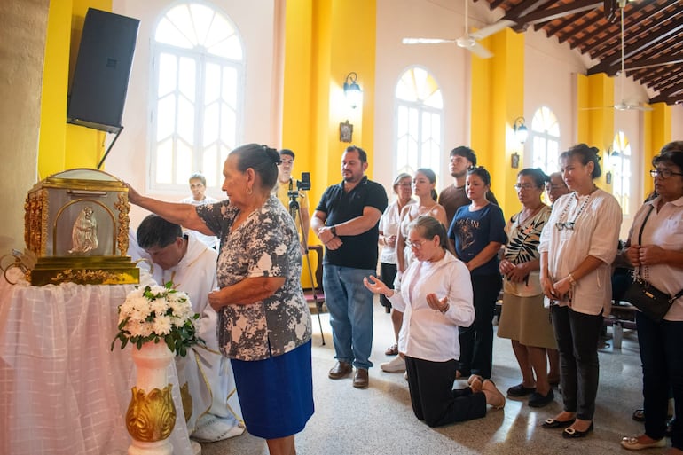 Una mujer rinde su devoción a Chiquitunga.
