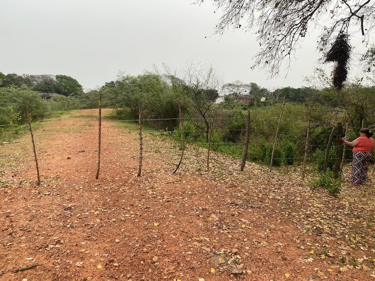 Una pobladora de la zona observa lo que quedó de la laguna Cerro, de la ciudad de Limpio.