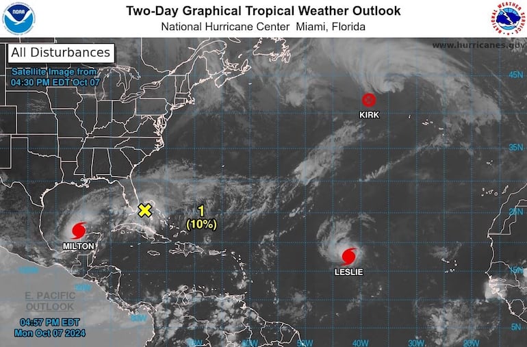 Fotografía satelital cedida por la Oficina Nacional de Administración Oceánica y Atmosférica (NOAA) a través del Centro Nacional de Huracanes (NHC) estadounidense de la localización de los huracanes Milton (i) en el Golfo de México.