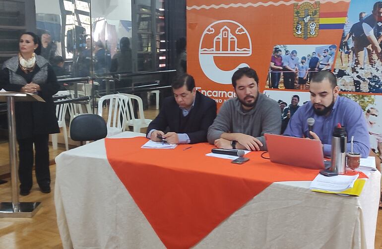 Freddy Ortega (ANR), presidente de la Junta Municipal; concejal Keiji Ishibashi (independiente) y Federico Úbeda, representante del Ejecutivo comunal, durante la audiencia pública desarrollada en el Centro Municipal de Arte (CEMA), esta mañana.