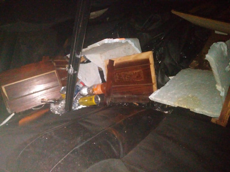 Una gran cantidad de cerveza fue encontrada en el interior del auto, tipo Gol, cuyo conductor realizó una maniobra indebida y ocasionó una violenta colisión sobre la ruta PY01.