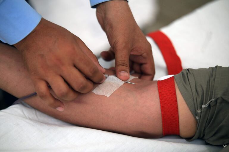 Un hombre dona sangre. 
