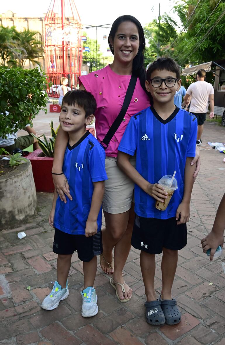 Gisela Arréllaga con Santi y Sebastián Riquelme.