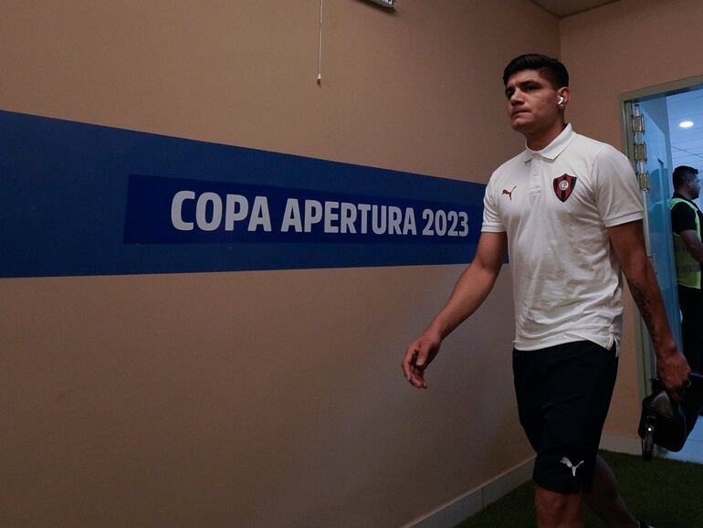 Claudio Aquino, jugador de Cerro Porteño, ingresando al estadio Villa Alegre de Encarnación.