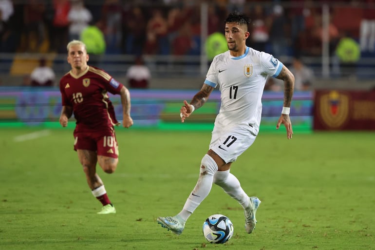 Cristian Olivera (d), jugador de la selección de Uruguay, en el partido frente a Venezuela por la octava fecha de las Eliminatorias Sudamericanas 2026 en el estadio Monumental, en Maturín, Venezuela. 