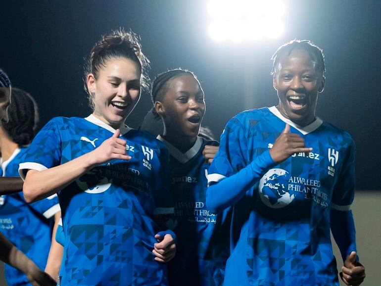 La paraguaya Jessica Martínez, futbolista del Al-Hilal, celebra un gol en el clásico árabe del fútbol femenino.