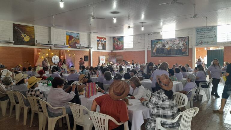 Un centenar de adultos mayores de diferentes puntos del país compartieron un almuerzo de confraternidad en Pilar.