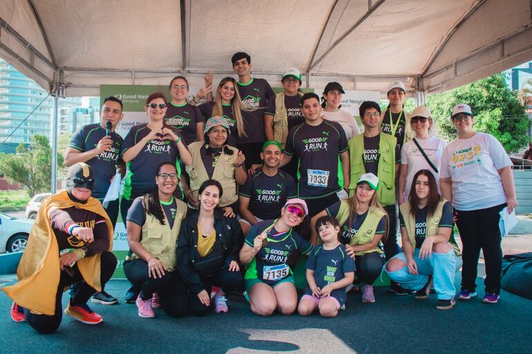 La familia de Good Neighbors Paraguay festejan el éxito de la corrida en su edición 2023.