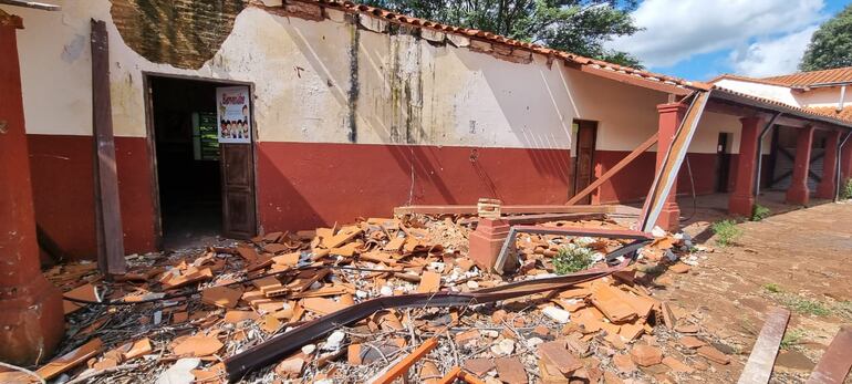 El techo de una de las aulas de la escuela Básica N° 152 San Roque González de Santa Cruz, de la ciudad de San Ignacio se desplomó por completo.