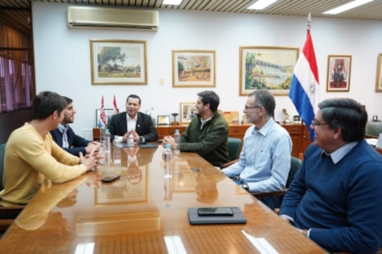 El presidente de la ANDE, Ing. Félix Sosa, junto con el director de Planificación de la ANDE, Ing. Tito Ocariz, recibieron a los inversionistas.