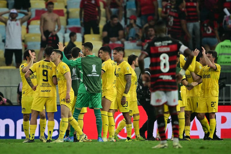 Festejo de los jugadores de Peñarol tras el triunfo en el Maracaná ante Flamengo