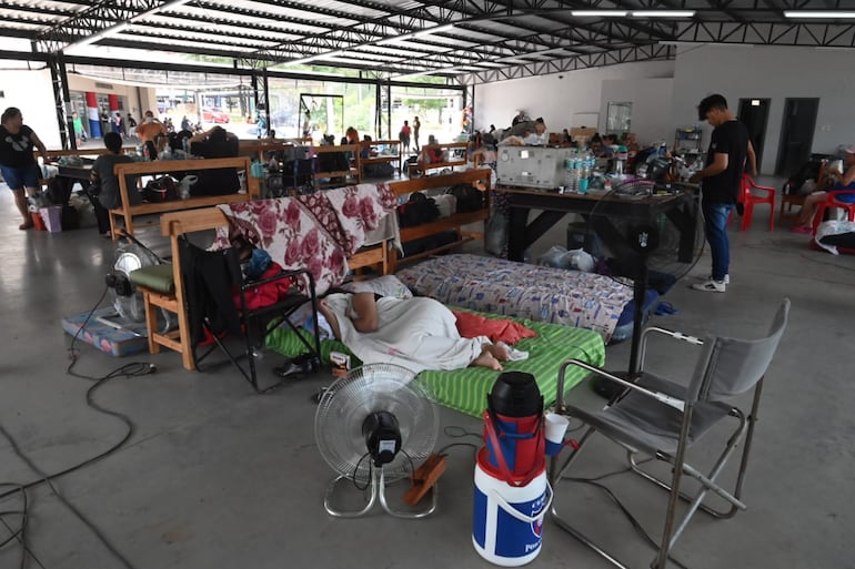 El calor se hace insoportable para los familiares de internados en el Hospital Central del IPS, que ni ventiladores puso en el albergue.