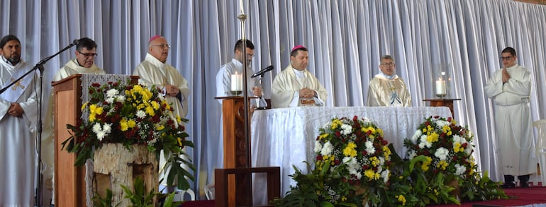 Nuncio Apostólico Vicenzo Turturro, celebró la santa misa por el Día del Evangelizador  y fue concelebrada por el obispo Mons. Celestino Ocampos y sacerdotes de la Diócesis de Carapeguá.