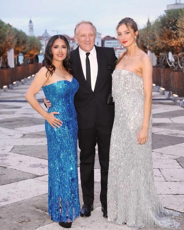 Salma Hayek con su esposo Francois-Henri Pinault y su hijasta Mathilde,
en Venecia. (Instagram/Salma Hayek)