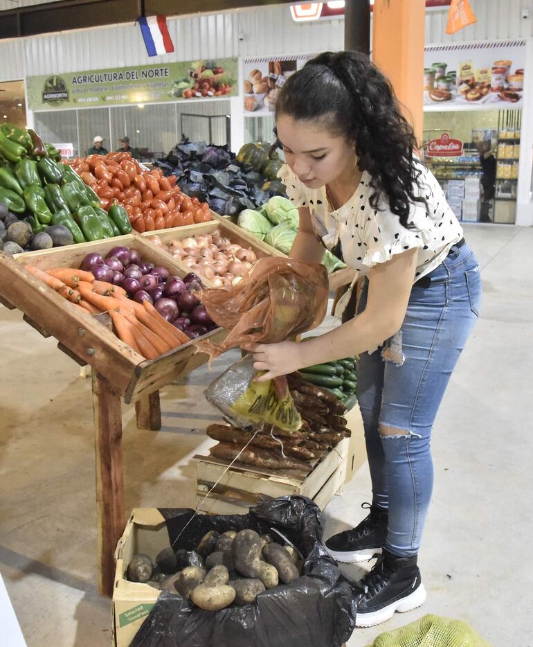 Frutas y verduras frescas llegan para su venta, a tempranas horas al Abasto Este.