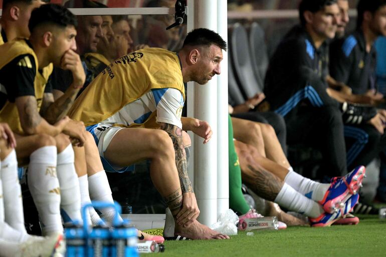 (FILES) Argentina's forward #10 Lionel Messi (C) reacts after picking up an injury during the Conmebol 2024 Copa America tournament final football match between Argentina and Colombia at the Hard Rock Stadium, in Miami, Florida on July 14, 2024. Argentina's national team coach, Lionel Scaloni, announced on August 19, 2024, the list of 28 called-up players for the double qualifying round for the 2026 World Cup against Chile and Colombia, with the absence of Lionel Messi (injured) and the presence of several young players on the rise. (Photo by JUAN MABROMATA / AFP)