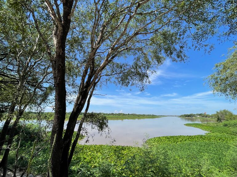 El lugar es frecuentemente elegido por pescadores. La localidad chaqueña fue fundada el 28 de junio de 1905