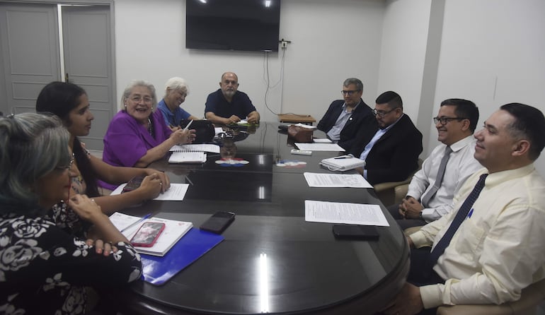 La reunión con los pacientes oncológicos estuvo liderado por José María Ruiz Díaz, coordinador de la Gerencia de Salud, Hugo Martínez, director médico del Hospital Central, Marcos Martínez, director de Apoyo y Servicios y Juan Scavone, coordinador de Apoyo y Servicios del IPS.