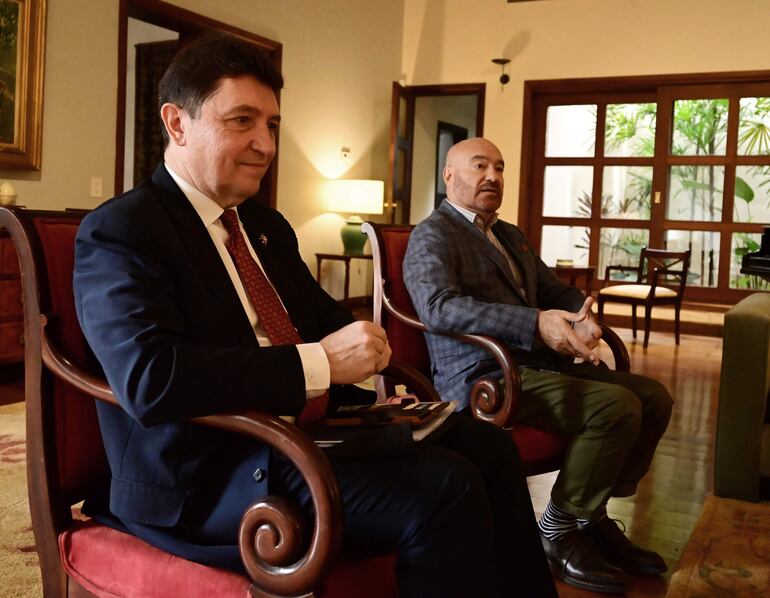 El senador francés Olivier Cadic junto al embajador de Francia en Parguay, Pierre-Christian Soccoja.