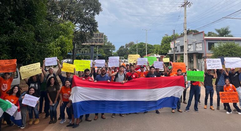 Estudiantes de Medicina Veterinaria de Caaguazú se manifestaron esta mañana.