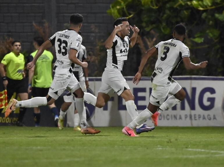 Néstor Camacho (c), jugador de Tacuary, festeja un gol en el partido frente a Sportivo Trinidense por la undécima fecha del torneo Clausura 2024 del fútbol paraguayo en el estadio Martín Torres, en Asunción.