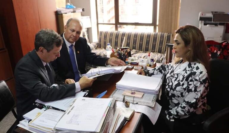 Mario Ferreiro junto a su abogado Guillermo Ferreiro, ante la fiscala Stella Mary Cano.