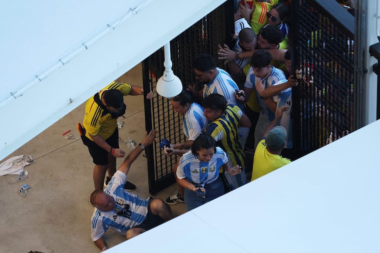 El ingreso al Hard Rock Stadium para la final de la Copa América 2024 fue desbordado por hinchas colombianos y argentinos, obligando al retraso del inicio del partido entre Argentina y Colombia. 