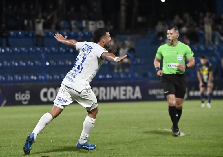 Elías Sarquis, futbolista de Sportivo Ameliano, celebra un gol en el partido frente a Sportivo Trinidense por la fecha 16 del torneo Clausura 2024 del fútbol paraguayo en el estadio Luis Alfonso Giagni, en Villa Elisa, Paraguay.